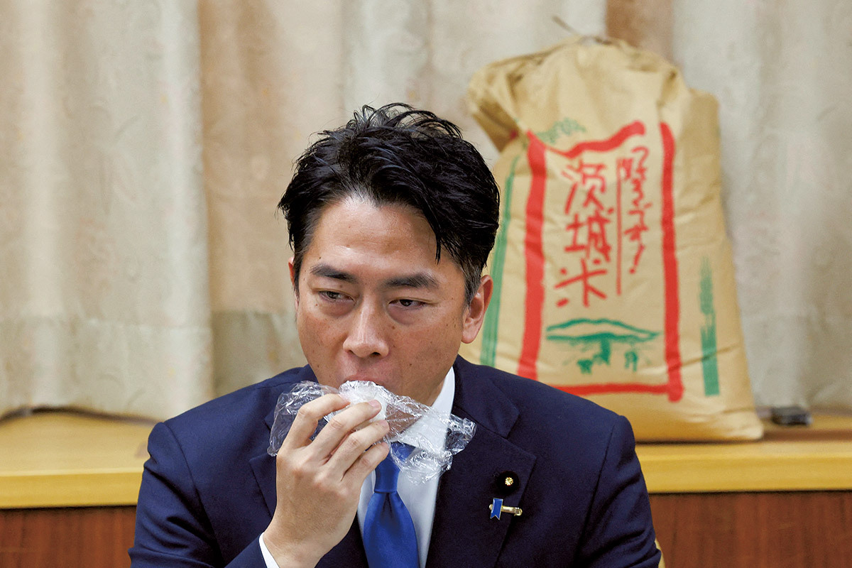 コメ高騰対応アピールのため備蓄米を試食する小泉農水相
