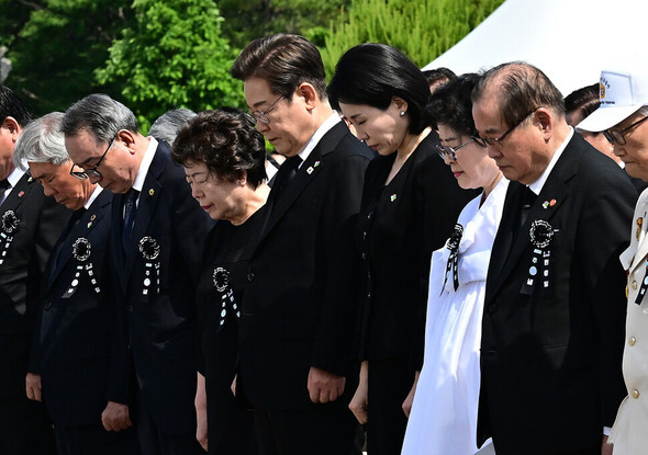 第70回顕忠日追悼式で黙祷する李在明大統領とキム・ヘギョン女史