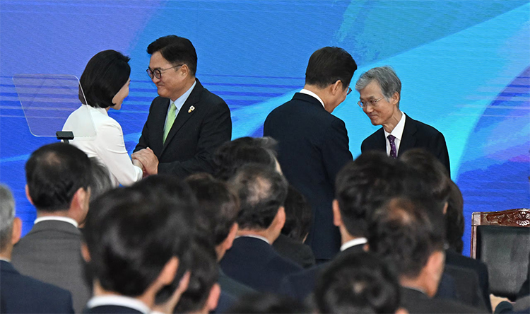 韓国国会にて、共に民主党の李在明大統領夫妻と曺喜大大法院長（最高裁長官）、禹元植国会議長が握手する様子