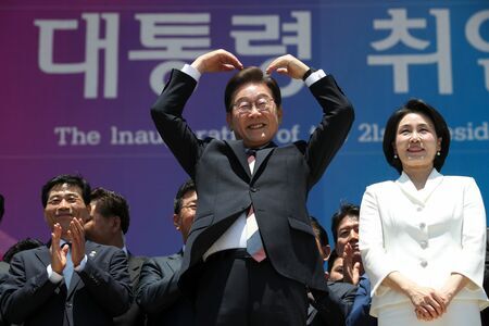 韓国大統領就任の喜びを表現する李在明氏
