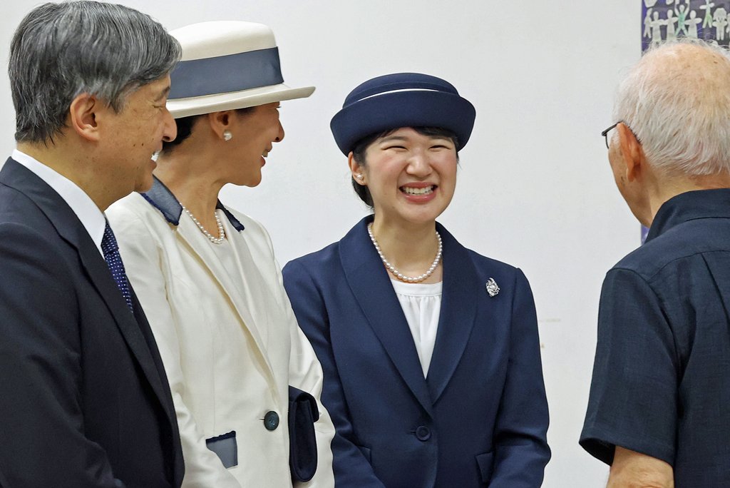 沖縄訪問中、対馬丸記念館にて生存者・高良政勝さんと懇談される天皇、皇后両陛下と愛子さまの様子