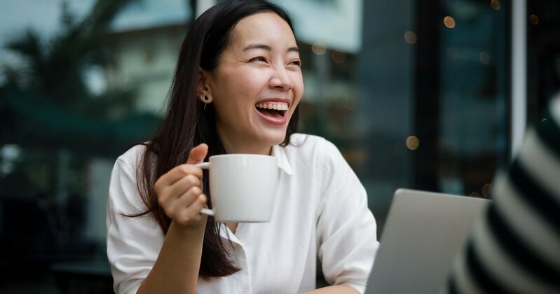 悩みを抱え、不自由を感じている様子の人物。現代社会におけるストレスや心の苦境を象徴するイメージ。