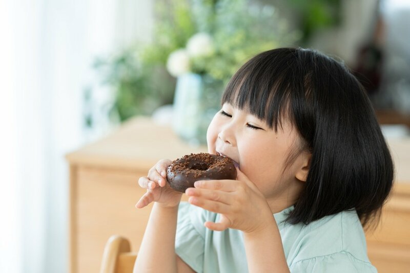 子供の脳と砂糖依存：甘いお菓子がスマホ中毒を招く仕組みとは？