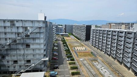 中庭を囲むように配置されたハイタウン北方の個性的な4棟の外観