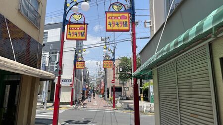 スカイツリーを背景に東京都墨田区京島の下町を歩く