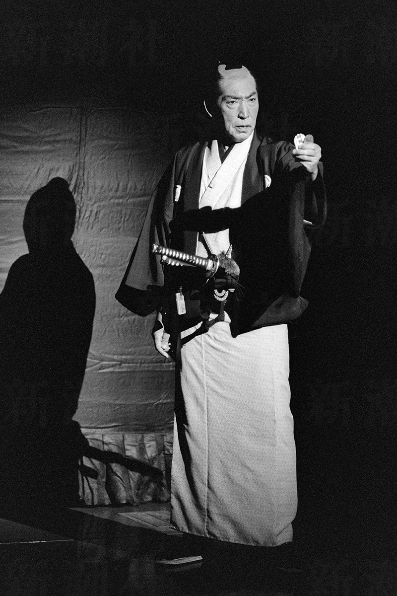 テレビ時代劇「必殺シリーズ」の中村主水を演じる俳優・藤田まこと。渋い表情で刀を構える。