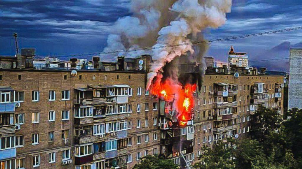 ウクライナ北東部ハルキウで、ロシア軍の攻撃により炎上する集合住宅