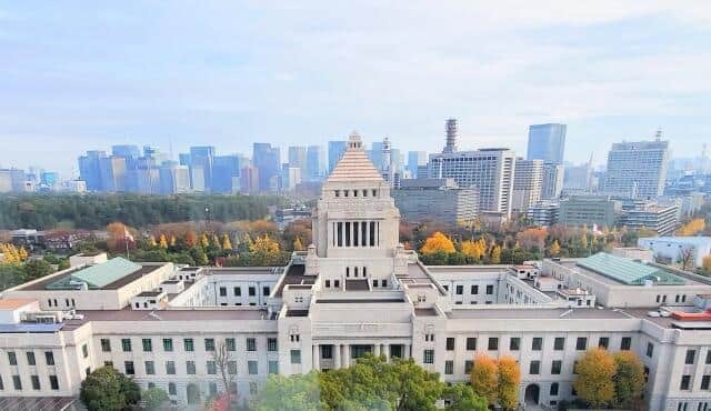 国会での小泉農水相と野党議員。コメ価格高騰と備蓄米放出を巡る議論の様子。