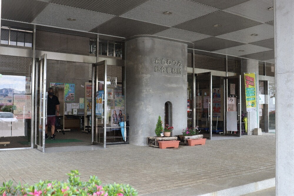 山口県萩市のむつみ総合事務所、微小地震が続く地域の中心地