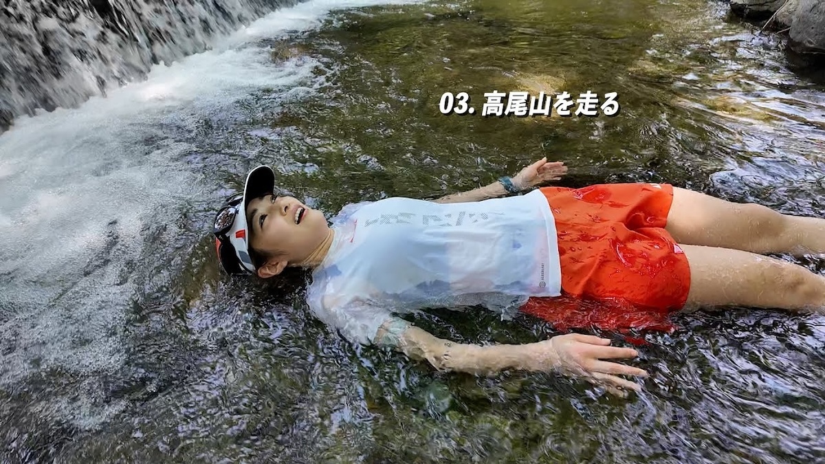 井上咲楽、高尾山トレイルラン中に川でリフレッシュする様子