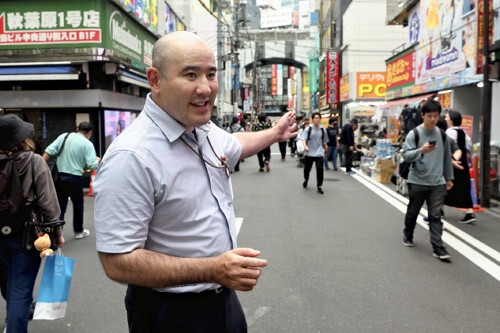 秋葉原の事件現場を訪れ、当時の状況を思い返す西村博章さん（2025年5月23日撮影）
