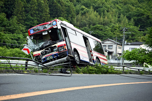 路線バスがガードレールに衝突、７０代乗客と６０代運転手が搬送…福島