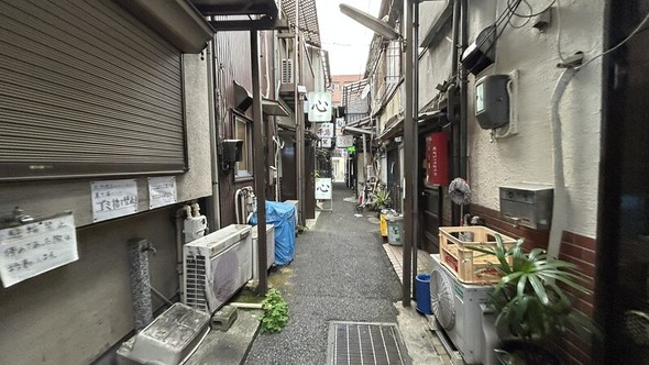 横浜市寿町の居酒屋横丁。かつてのにぎわいはなく、もの寂しさが漂う現在の寿町の様子。