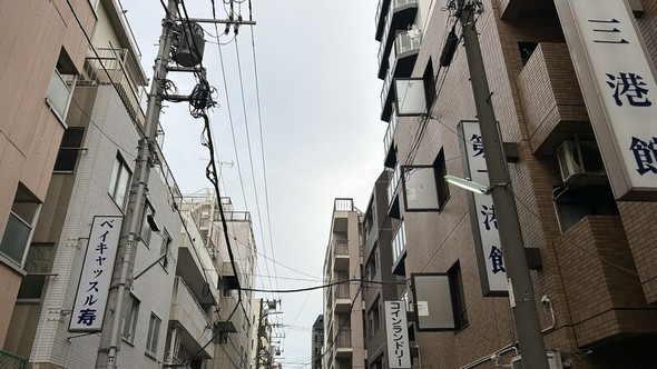 横浜市寿町に立ち並ぶ簡易宿泊所の建物群。初期の在日韓国人ニューカマーが集団で居住した歴史を持つ地域。