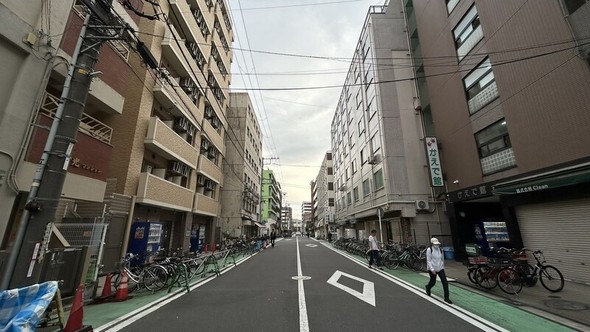 横浜市寿町の通り。日雇い労働者や移住労働者が行き交い、厳しい生活を送ったかつての「寄せ場」。