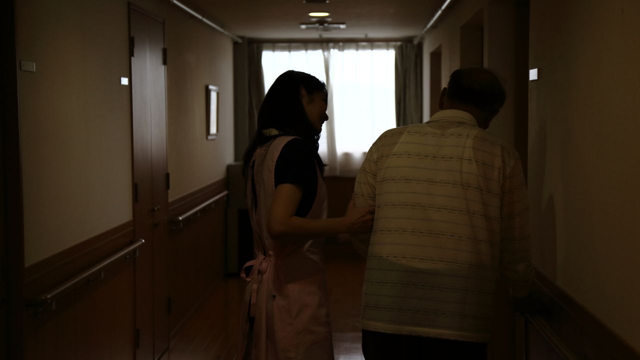高齢者と介護、金銭的な問題を象徴するイメージ写真