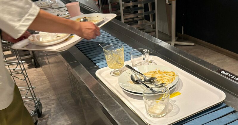 大手企業社員食堂でのスキマバイトのイメージ。一時的な働き方と職場環境の課題。