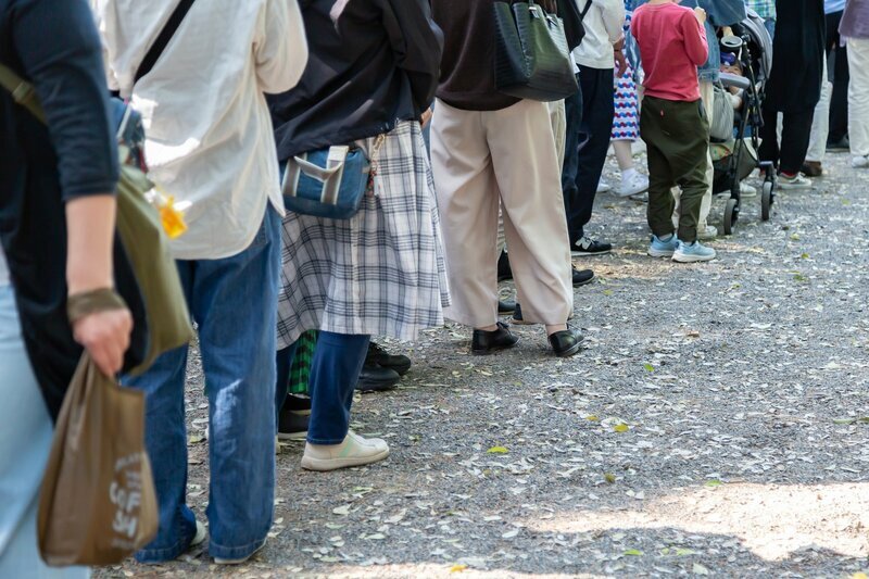 スーパーの米売り場に並ぶ人々