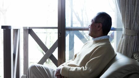 高齢者の歩行をサポートする様子と、筋肉の衰えが要介護の主要因となる背景を示すイメージ図
