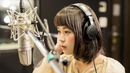 人気声優によるアニメアフレコの様子。コロナ禍以降のブームで注目度が増している。