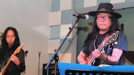 フィリピンのシンガーソングライター、フレディ・アギラ氏がライブパフォーマンスを行う様子。世界的なヒット曲『アナック』で知られる。