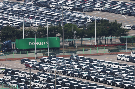 韓国 平沢港に停められた輸出用自動車。米国の関税影響が懸念される状況。