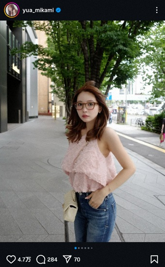 三上悠亜　ピンクのノースリーブ＆デニム姿公開に「可愛すぎにも程がある」「オシャレで素敵です」