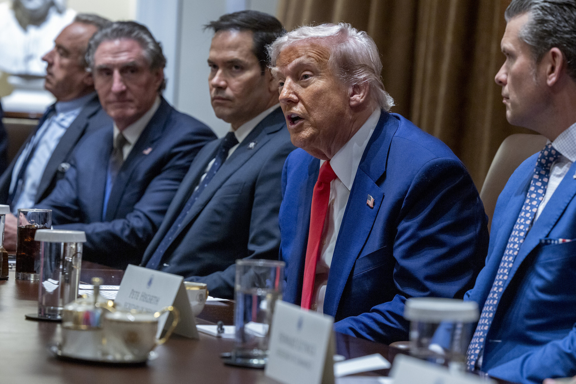 2025年4月10日、関税政策などを閣議決定するトランプ政権の閣僚たち