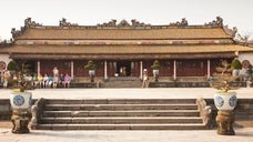 フエ タイホア宮殿で損壊した国宝の皇帝玉座