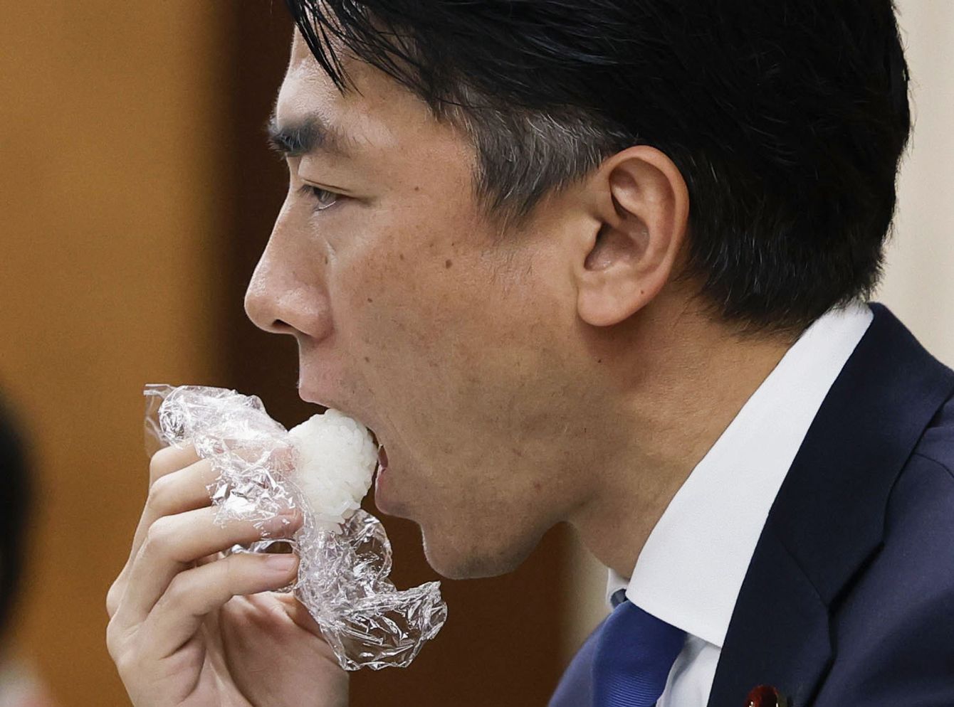 小泉進次郎農水相が備蓄米の試食会でおにぎりを試食する様子