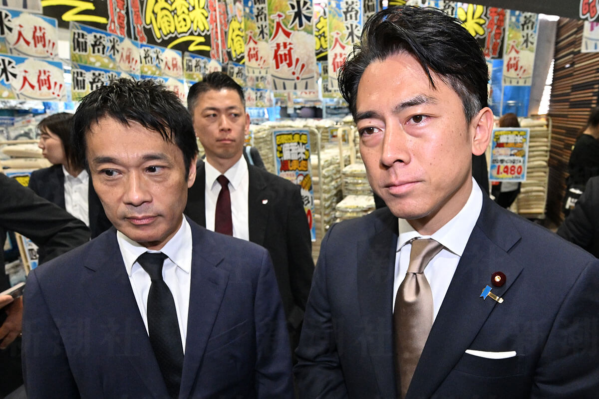 備蓄米の早期流通やコメ流通問題に関する意見書を提出したPPIH吉田社長と小泉農水大臣