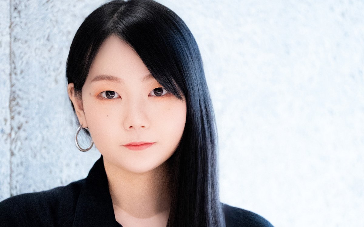 制服姿でドラムを叩く高校時代の山中綾華さん