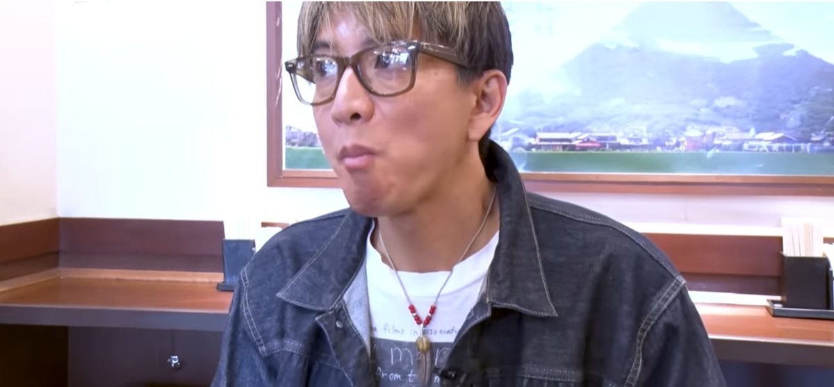 木村拓哉さんが丸亀製麺で麺職人の女性に話しかける様子