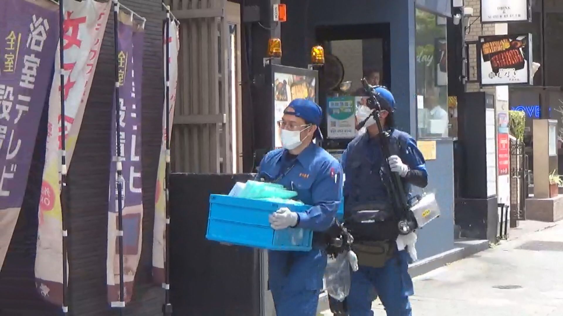 捜査のため事件現場のホテルに入る警察官