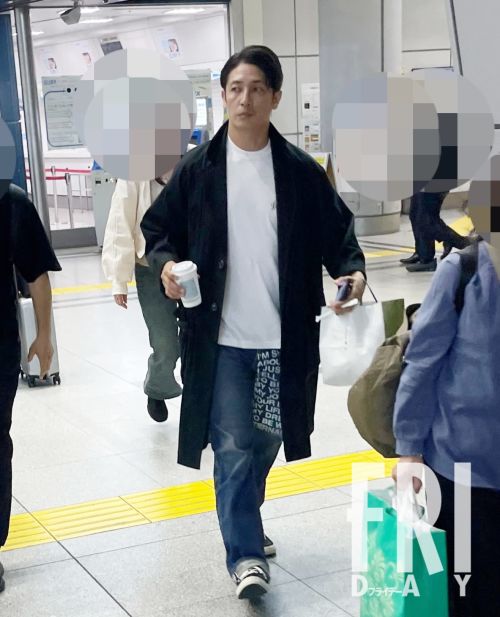 品川駅構内を颯爽と歩く玉木宏さんの私服姿