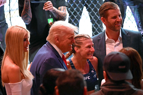 トランプ大統領と勝利を分かち合うUFC新王者ケイラ・ハリソン