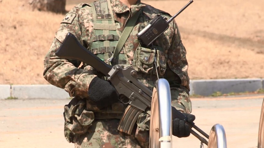 韓国軍の兵士がK2小銃を構えている様子