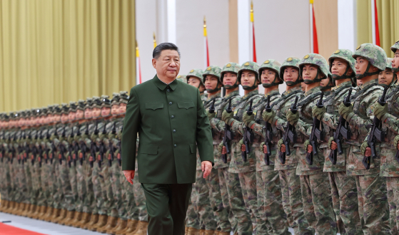 中国、第６世代戦闘機を公開…「ドローンと協業可能な戦闘爆撃機」