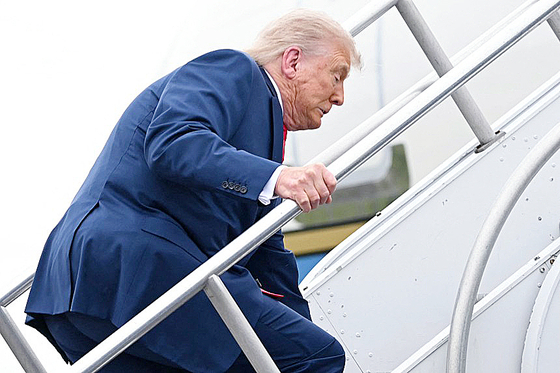 バイデン氏あざ笑ったトランプ大統領、自身も専用機のタラップ踏み外す