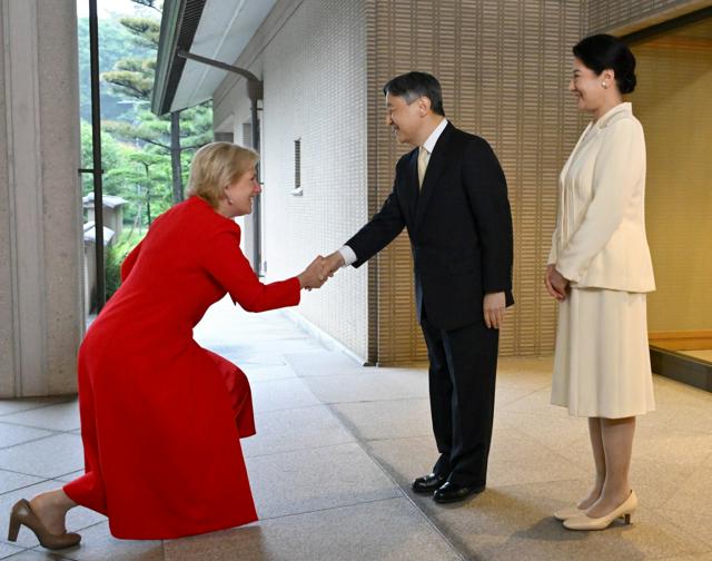 両陛下、ベルギー王女夫妻とお茶　愛子さまも同席