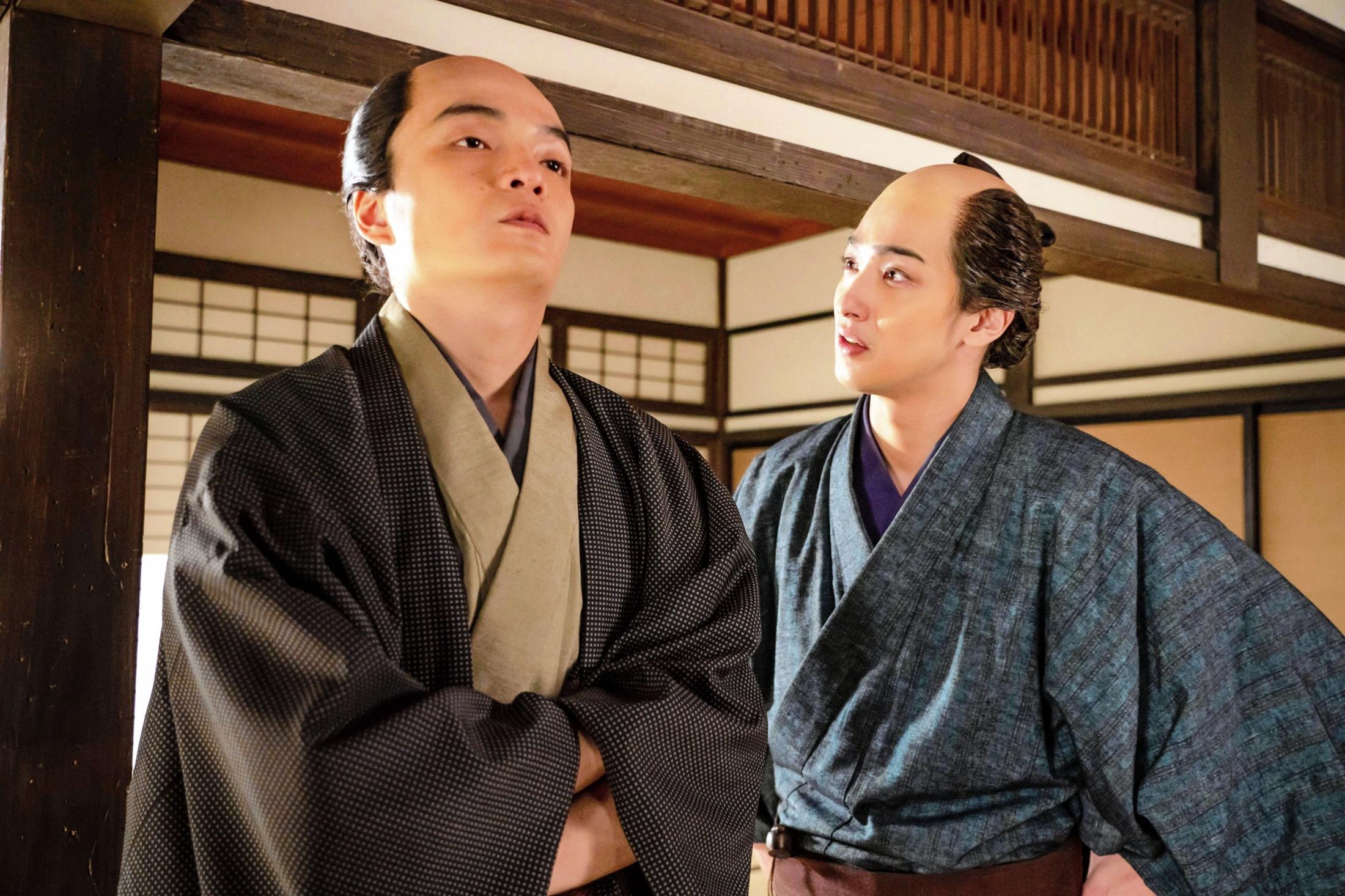 NHK大河ドラマ「べらぼう」の宴会シーン。蔦重（横浜流星）と小泉忠五郎（芹澤興人）らが共に酒を酌み交わす様子