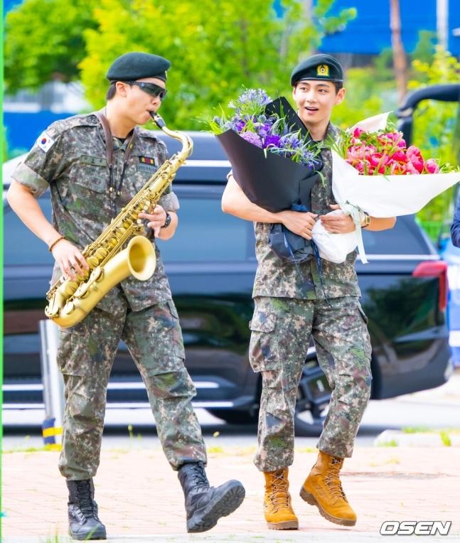 BTSのRM＆V、除隊現場でファンが出迎え…サックスでの「コナン