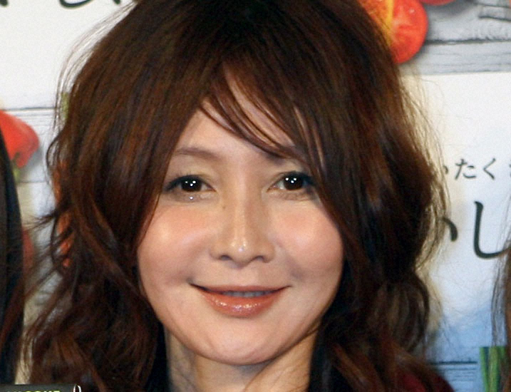 YOUさんが飛行機降機マナーについて語る様子