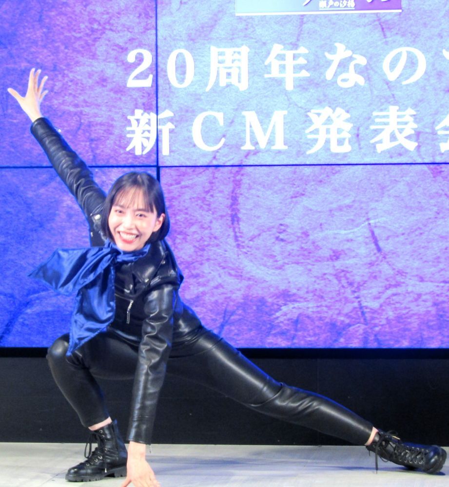 井桁弘恵 瀬戸しお 20周年 キャンペーン 当選品 Tシャツ 米菓で異例のCM 爆破をバックにヒーローがダッシュ 井桁弘恵さん