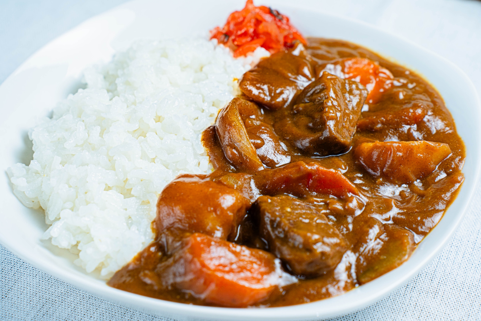 2025年4月、1食429円に達し過去最高を更新したカレーライスのイメージ