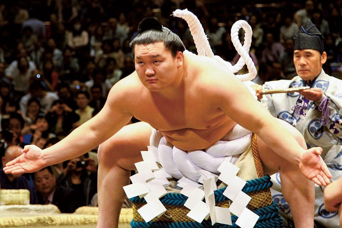 大相撲の横綱・白鵬が幕内優勝45回、通算1093勝という偉業を達成した姿の写真