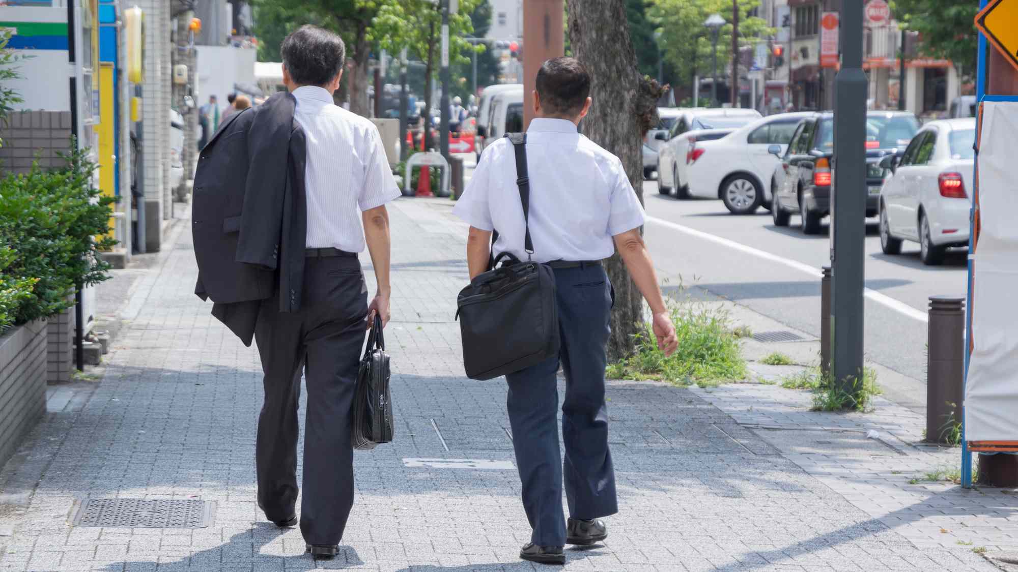 老後の経済的不安を抱えるイメージ画像