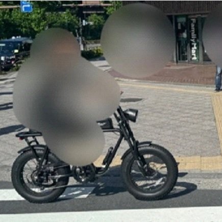 街中を走る違法改造自転車のイメージ（事故多発の背景）