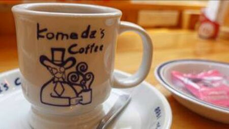 コメダ珈琲店の温もりあるコーヒーカップ、顧客満足と長居を促す象徴
