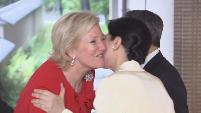 両陛下と愛子さまがベルギー・アストリッド王女夫妻と懇談　皇后さまは長年親交の王女とチークキスで再会喜ぶ